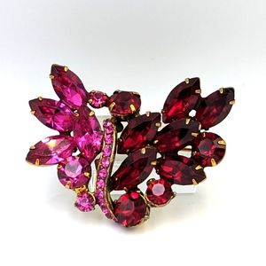 Stunning Vintage Ruby Glass Rhinestone Heart Shaped Gold Tone Weiss Brooch Rare